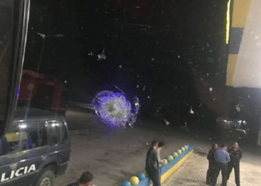Serbët sulmojnë me gurë autobusi me targa shqiptare… Ishte nisur drejt Gjermanisë Serbët sulmojnë me gurë autobusi me targa shqiptare… Ishte nisur drejt Gjermanisë