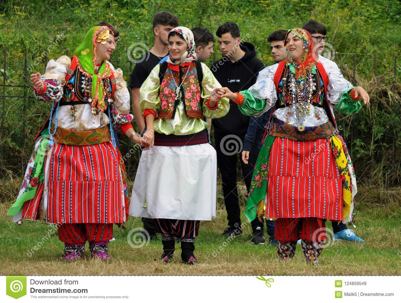 Motrat shqiptare i sjellin në Kukës, italianët: Nuk prisnim të ishte kaq mahnitëse Motrat shqiptare i sjellin në Kukës, italianët: Nuk prisnim të ishte kaq mahnitëse