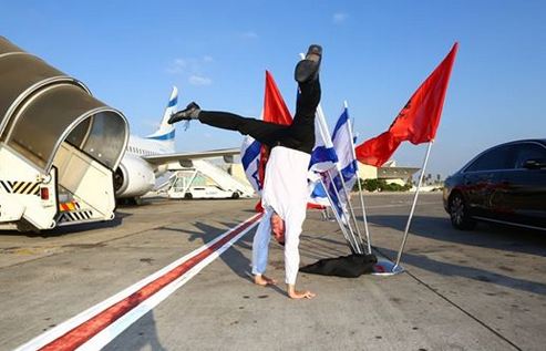 Ambasadori akrobat takon ministrin Cakaj: Bën sërish “ritualin” e vertikales Ambasadori akrobat takon ministrin Cakaj: Bën sërish “ritualin” e vertikales