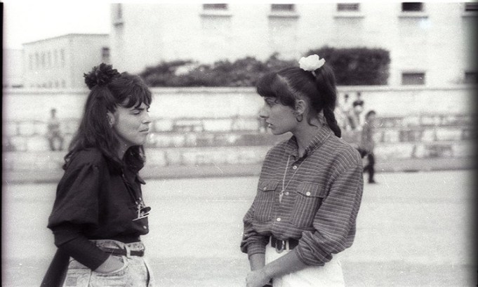 Vajzat e viteve 90-të, të bukura…të veshura thjesht, ato ngjajnë të bukura në thjeshtësinë e tyre (Foto) Vajzat e viteve 90-të, të bukura…të veshura thjesht, ato ngjajnë të bukura në thjeshtësinë e tyre (Foto)