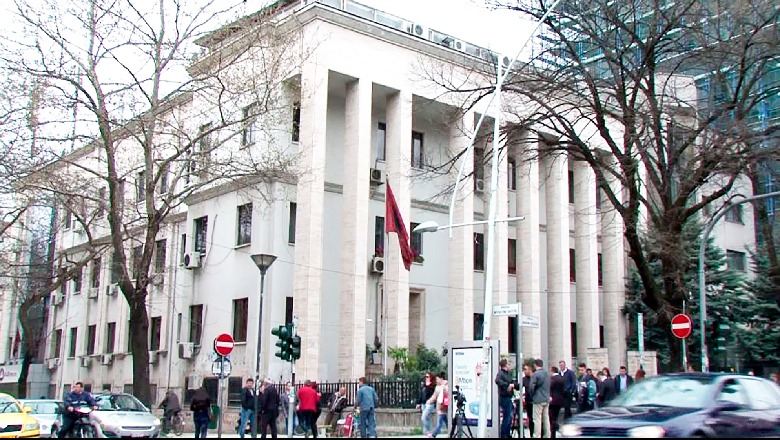 Reforma shkund drejtësinë: 12 gjykata drejt shkrirjes! Ekspertët e KiE në Tiranë për hartën e re gjyqësore Reforma shkund drejtësinë: 12 gjykata drejt shkrirjes! Ekspertët e KiE në Tiranë për hartën e re gjyqësore