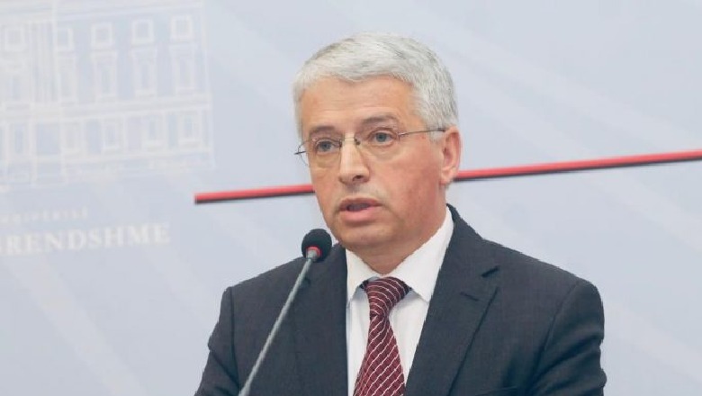 Shoqërimi i dy gazetarëve/ Lleshaj: Në vend të solidarizimit zgjodhën të nxisin tinëzisht panikun, do përballen me ligjin Shoqërimi i dy gazetarëve/ Lleshaj: Në vend të solidarizimit zgjodhën të nxisin tinëzisht panikun, do përballen me ligjin