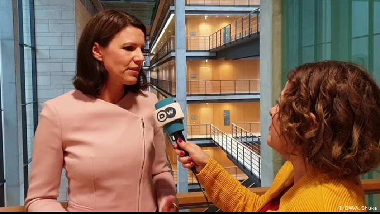 DW: Nënkryetarja e grupit parlamentar CDU/CSU: Shqiptarët janë të mirëpritur në BE! PD duhet të kthehet në Parlament DW: Nënkryetarja e grupit parlamentar CDU/CSU: Shqiptarët janë të mirëpritur në BE! PD duhet të kthehet në Parlament