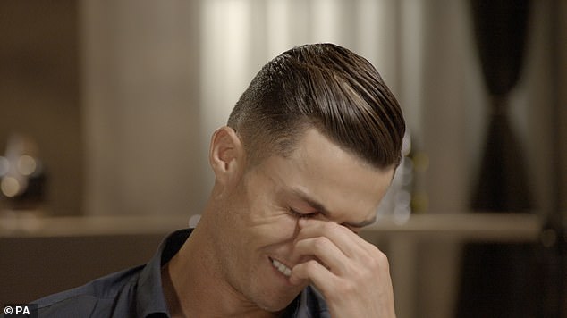 Ronaldo në lot: Jam bërë nr 1 në botë dhe babai im nuk di asgjë (Video) Ronaldo në lot: Jam bërë nr 1 në botë dhe babai im nuk di asgjë (Video)