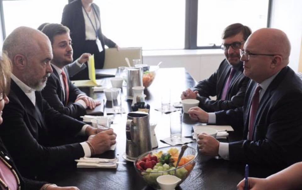 Rama në New York me dy “hasmit” e Metës e Berishës! Takim me Reeker dhe Palmer, miq të kahershëm, mbështetës të reformave Rama në New York me dy “hasmit” e Metës e Berishës! Takim me Reeker dhe Palmer, miq të kahershëm, mbështetës të reformave