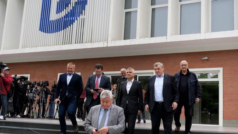 Tryeza?! “Lajmi i madh për të gjithë shqiptarët”! Na ka marrë malli që të rikthehet Vasali, Balliu, Nardi e Mediu, Dashi e Brahimllari, Salianji, Moni e çupkat e LSI që pa mbaruar maturën morën doktoraturën… “deputete populli” Tryeza?! “Lajmi i madh për të gjithë shqiptarët”! Na ka marrë malli që të rikthehet Vasali, Balliu, Nardi e Mediu, Dashi e Brahimllari, Salianji, Moni e çupkat e LSI që pa mbaruar maturën morën doktoraturën… “deputete populli”