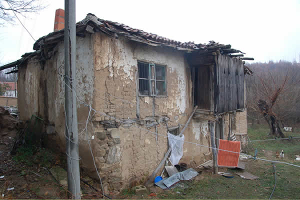 Babai në burg, si kultivuesi kanabisi nga mjerimi: 4 fëmijët e Gjolek Durajt braktisin shkollën! Djali i madh i familjes punon për të siguruar jetesën (Video) Babai në burg, si kultivuesi kanabisi nga mjerimi: 4 fëmijët e Gjolek Durajt braktisin shkollën! Djali i madh i familjes punon për të siguruar jetesën (Video)
