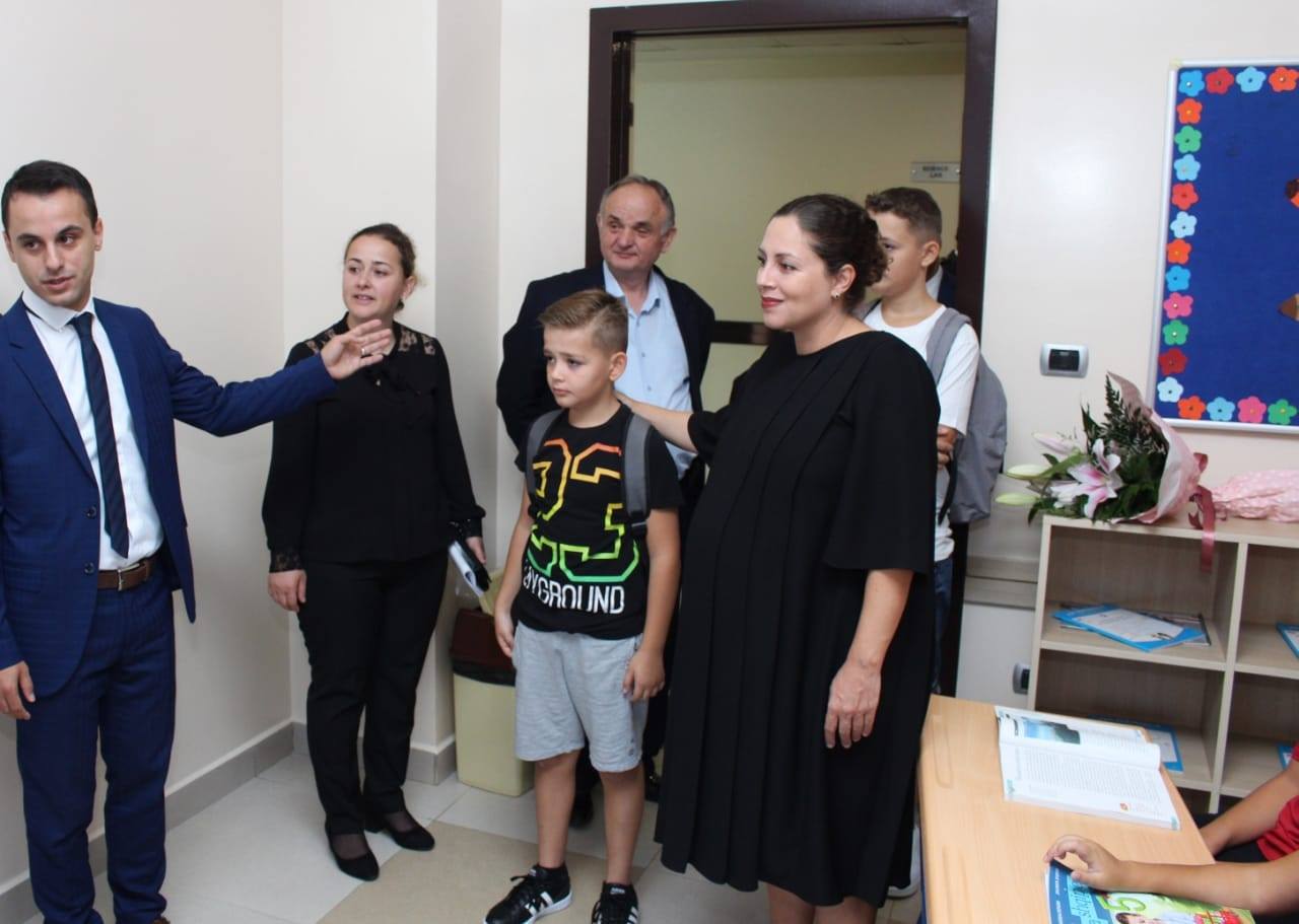 VIDEO/ Babai i tyre u vra në krye të detyrës: Dy djemtë e majorit Klodian Tanushi marrin surprizën në ditën e parë të shkollës