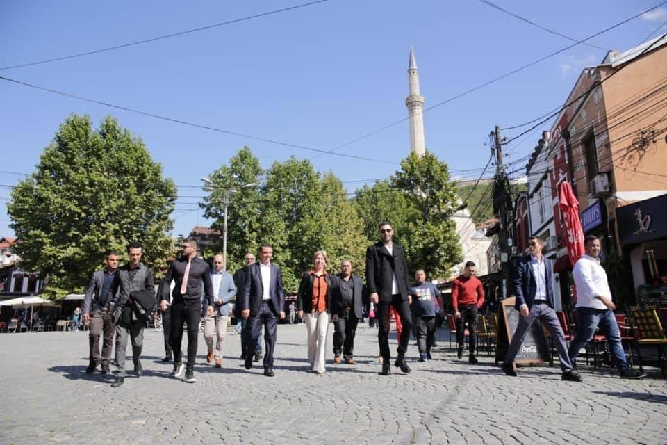 VIDEO/ Aktori i njohur turk viziton Kosovën: Martesa me Almedën ka ndikuar në raporte të mira me shqiptarët VIDEO/ Aktori i njohur turk viziton Kosovën: Martesa me Almedën ka ndikuar në raporte të mira me shqiptarët