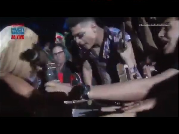 VIDEO/ I çmendur për Bebe Rexhën, fansi brazilian çan kordonin e sigurisë VIDEO/ I çmendur për Bebe Rexhën, fansi brazilian çan kordonin e sigurisë