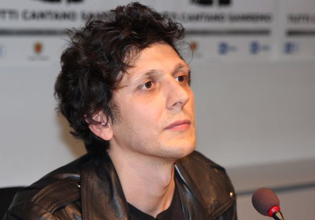 Publikoi fyerje ndaj shqiptarëve, Ermal Meta reagon kundër medias italiane