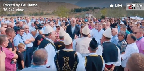 O Zot! Përsëri këngë “udhëheqësit”?! S’ma bënë zemra të them: Mirë na e bëri Enveri! (Foto)