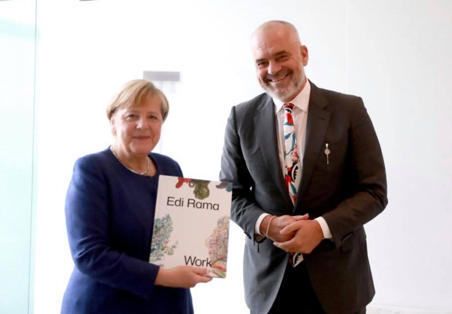 Fotoja e ditës/ Merkel në dorë me “Edi Rama Work” Fotoja e ditës/ Merkel në dorë me “Edi Rama Work”
