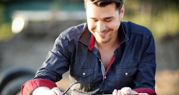 “Si vlonjat që jam, duhet ta pranoj”, Alban Skenderaj zbulon ‘live’ nga koncerti gjininë e fëmijës që presin të vijë në jetë: Jam shumë i lumtur! (Video)