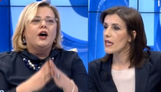 “Po ça bën kot, gërr-gërr-gërr”, plas sherri në emision ‘live’: Anila Basha turpëron publikisht reporteren e Llallës… Klodiana Lalën “Po ça bën kot, gërr-gërr-gërr”, plas sherri në emision ‘live’: Anila Basha turpëron publikisht reporteren e Llallës… Klodiana Lalën