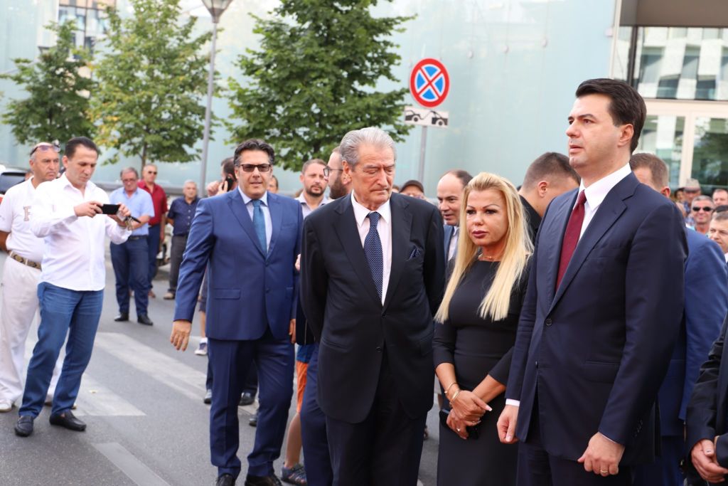 Vonesa e vogël e Rudina Hajdarit dhe pritja para selisë së vjetër të PD që shkaktoi ankthin e liderëve demokratë Vonesa e vogël e Rudina Hajdarit dhe pritja para selisë së vjetër të PD që shkaktoi ankthin e liderëve demokratë