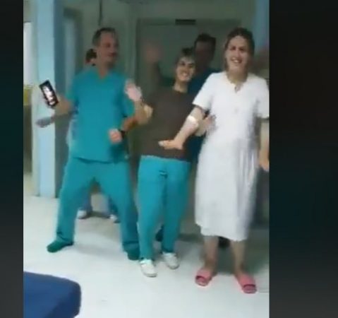 VIDEO/ Pamje epike nga materniteti “Koço Gliozheni”, nënat e reja ‘sfidojnë’ tërmetin VIDEO/ Pamje epike nga materniteti “Koço Gliozheni”, nënat e reja ‘sfidojnë’ tërmetin