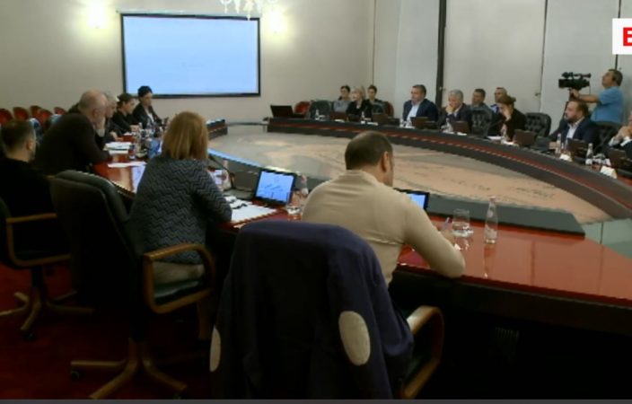 Tërmetet/ Edi Rama mbledh qeverinë dhe merr situatën në dorë, përgëzon mjekët Tërmetet/ Edi Rama mbledh qeverinë dhe merr situatën në dorë, përgëzon mjekët