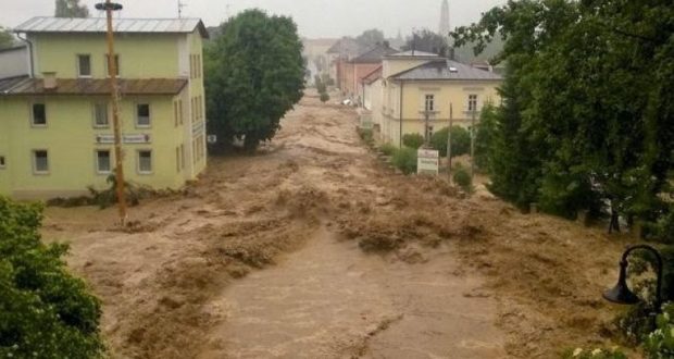 A kanë lidhje rrebeshet e shiut me tërmetet e njëpasnjëshme? Metereologia sqaron situatën se çfarë po ndodh A kanë lidhje rrebeshet e shiut me tërmetet e njëpasnjëshme? Metereologia sqaron situatën se çfarë po ndodh