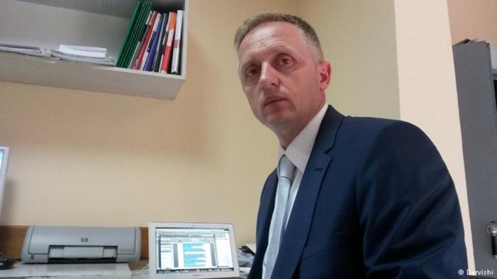 Nga Lutfi Dervishi: Paradokse shqiptare, jemi më shumë në Facebook se në atdhe