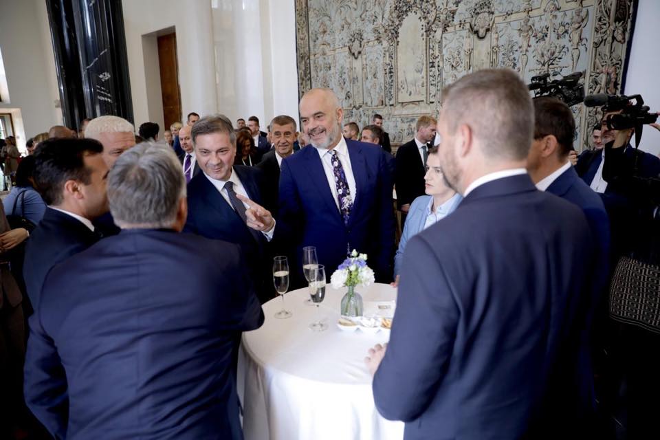 Rama publikon videon nga Praga dhe jep lajmin e madh: Morëm katër “PO” Rama publikon videon nga Praga dhe jep lajmin e madh: Morëm katër “PO”