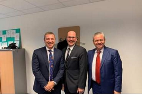 Gjiknuri dhe deputeti Myslym Murrizi shkojnë në Austri si vëzhgues të zgjedhjeve: “E di që do mërziten disa spiunë të… “! Gjiknuri dhe deputeti Myslym Murrizi shkojnë në Austri si vëzhgues të zgjedhjeve: “E di që do mërziten disa spiunë të… “!