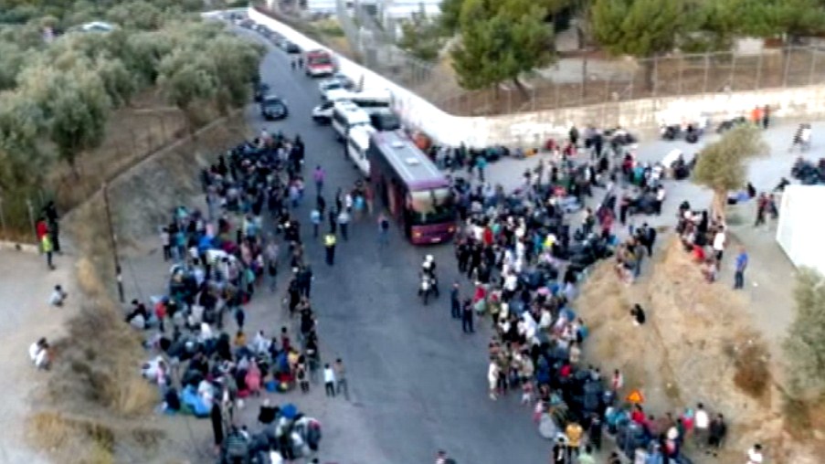 Refugjatët e Lesvos transferohen në Selanik, gjendja po dilte jashtë kontrollit Refugjatët e Lesvos transferohen në Selanik, gjendja po dilte jashtë kontrollit