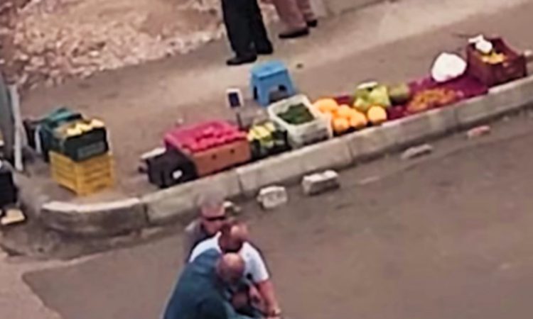 Video/ Veprim prej heroi, ish-polici “mbërthen” agresorin e armatosur në Kavajë: Mund të ndodhte katastrofa… Video/ Veprim prej heroi, ish-polici “mbërthen” agresorin e armatosur në Kavajë: Mund të ndodhte katastrofa…