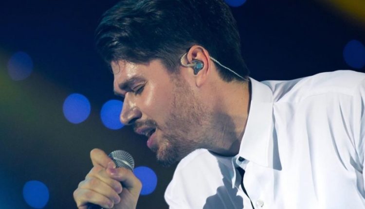 Alban Skënderaj tregon se kush është krenaria më e madhe në këtë rrugëtim artistik Alban Skënderaj tregon se kush është krenaria më e madhe në këtë rrugëtim artistik