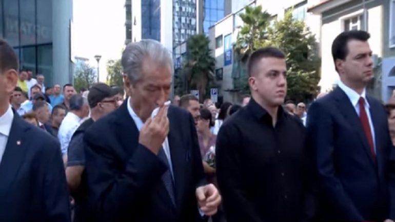 Pasi u përlot në homazhet tek memoriali i Azem Hajdarit, kapet “mat” Sali Berisha, i plasin s.kandalet e rënda: E v.rave natën po e q.an ditën Pasi u përlot në homazhet tek memoriali i Azem Hajdarit, kapet “mat” Sali Berisha, i plasin s.kandalet e rënda: E v.rave natën po e q.an ditën
