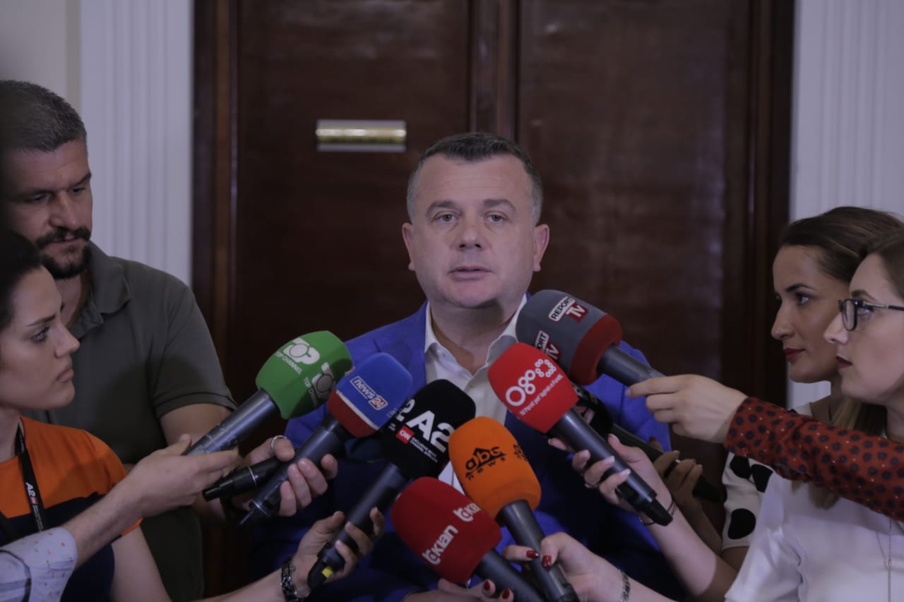 Gazetarja e “thumbon” për rastin e Valdin Pjetrit, Balla i kthen “reston” Gazetarja e “thumbon” për rastin e Valdin Pjetrit, Balla i kthen “reston”