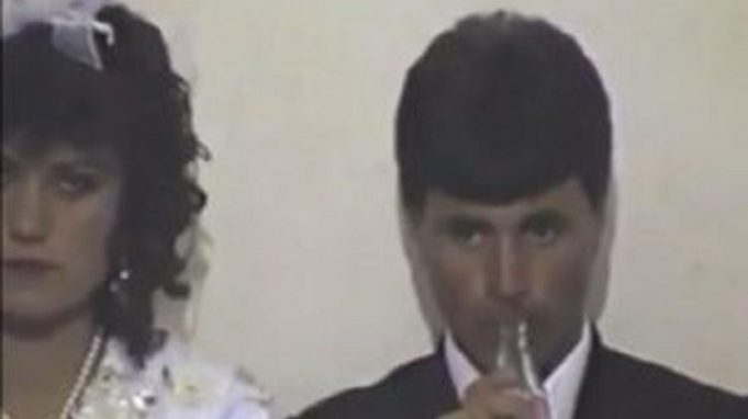 Video/ Rituali i përhershëm i dasmave dikur: Dhëndurët e “turpshëm”, nuset që qanin me dënes, dhe … Video/ Rituali i përhershëm i dasmave dikur: Dhëndurët e “turpshëm”, nuset që qanin me dënes, dhe …