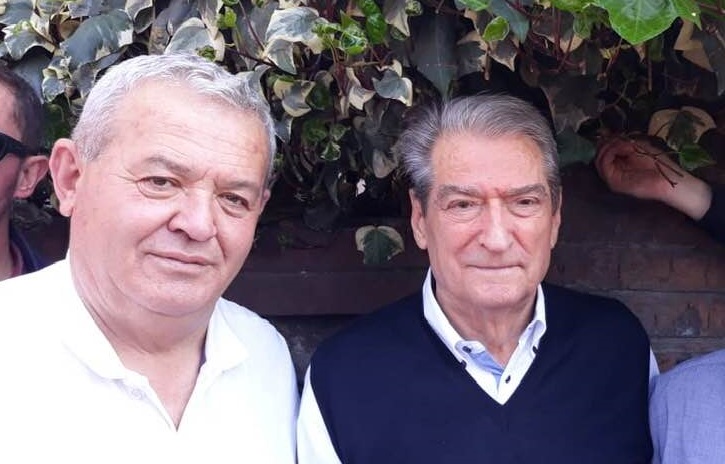 FOTO/ Çeta e Indinjuar e Lazaratit që bërtet: Pastroni k.rimin që bekuam vetë