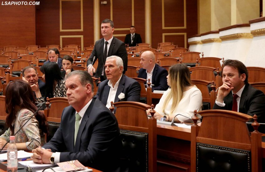 Zbardhet lista e deputetëve që votuan kundër ndryshimeve Kushtetuese Zbardhet lista e deputetëve që votuan kundër ndryshimeve Kushtetuese