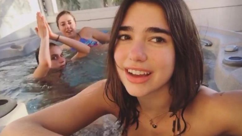 Pozon para pasqyrës vetëm me të brendshme, komediani shqiptar i lë komentin epik Dua Lipës (Mos u humbisni!)