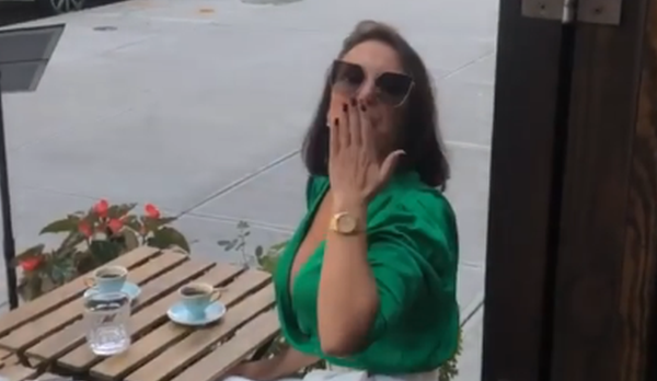 Albërija dhe Emina, këngë dhe çifteli në mes të Neë York-ut (Video) Albërija dhe Emina, këngë dhe çifteli në mes të Neë York-ut (Video)