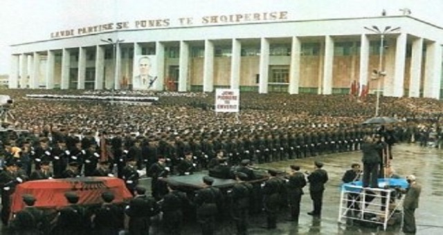 Enigma e floririt të Enver Hoxhës që e mori me vete në varr Enigma e floririt të Enver Hoxhës që e mori me vete në varr