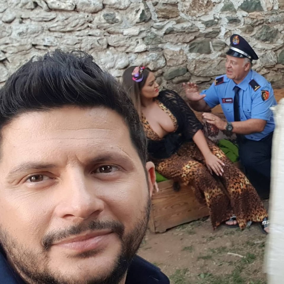 “Eh, Behari i shkretë ç’po heq!” Ermal Mamaqi bashkon aktorin e njohur të humorit me Encën (Foto) “Eh, Behari i shkretë ç’po heq!” Ermal Mamaqi bashkon aktorin e njohur të humorit me Encën (Foto)