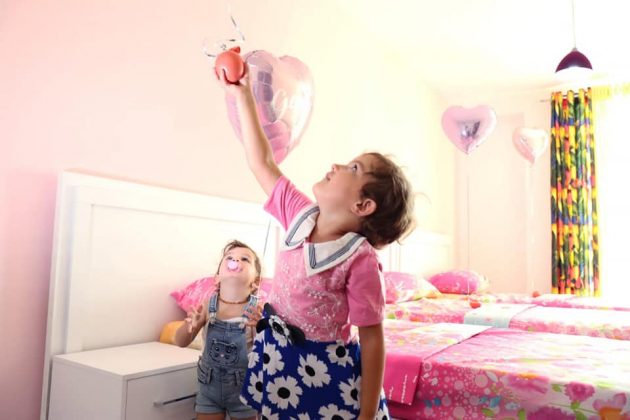 Prindërit humbën jetën në aksident, 4 vajzat e familjes Karazajmi me shtëpi të re në Tiranë Prindërit humbën jetën në aksident, 4 vajzat e familjes Karazajmi me shtëpi të re në Tiranë