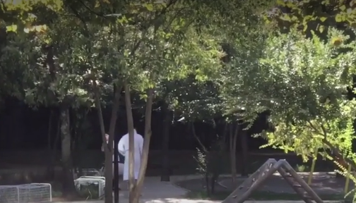 U frikësua nga lëkundjet e tokës, burri del në rrugë siç ishte nga dushi (Pamjet po thyejnë rrjetin) U frikësua nga lëkundjet e tokës, burri del në rrugë siç ishte nga dushi (Pamjet po thyejnë rrjetin)