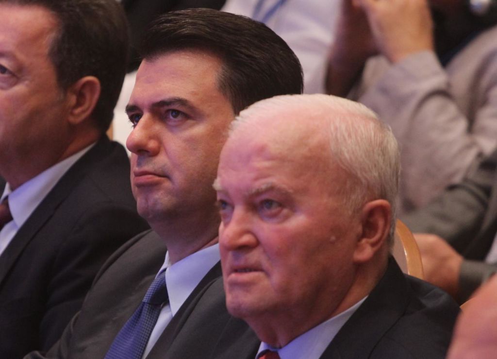 Lulzim Basha shfaqet krah krye-sindikalistit të akuzuar për tjetërsimin e pronave publike Lulzim Basha shfaqet krah krye-sindikalistit të akuzuar për tjetërsimin e pronave publike