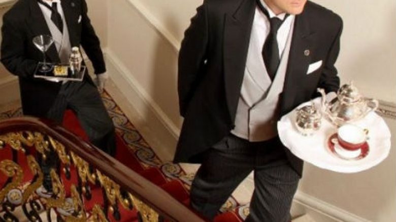 VIDEO/ Njihuni me kamarierin më të famshëm të momentit: As tërmeti nuk i’a rrëzoi tabakanë në “sprint” VIDEO/ Njihuni me kamarierin më të famshëm të momentit: As tërmeti nuk i’a rrëzoi tabakanë në “sprint”