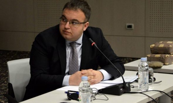 Kush është Arben Kashahu, sekretari i ri i Bashës, i skandaleve të qeverisë Berisha?! Kush është Arben Kashahu, sekretari i ri i Bashës, i skandaleve të qeverisë Berisha?!