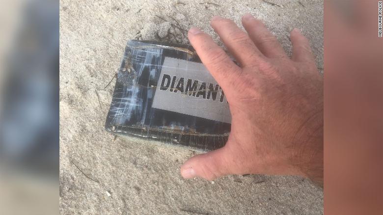 Uragani Dorian sjell në brigje k.okainën “Diamant”, një pako kushton 30 mijë $ Uragani Dorian sjell në brigje k.okainën “Diamant”, një pako kushton 30 mijë $