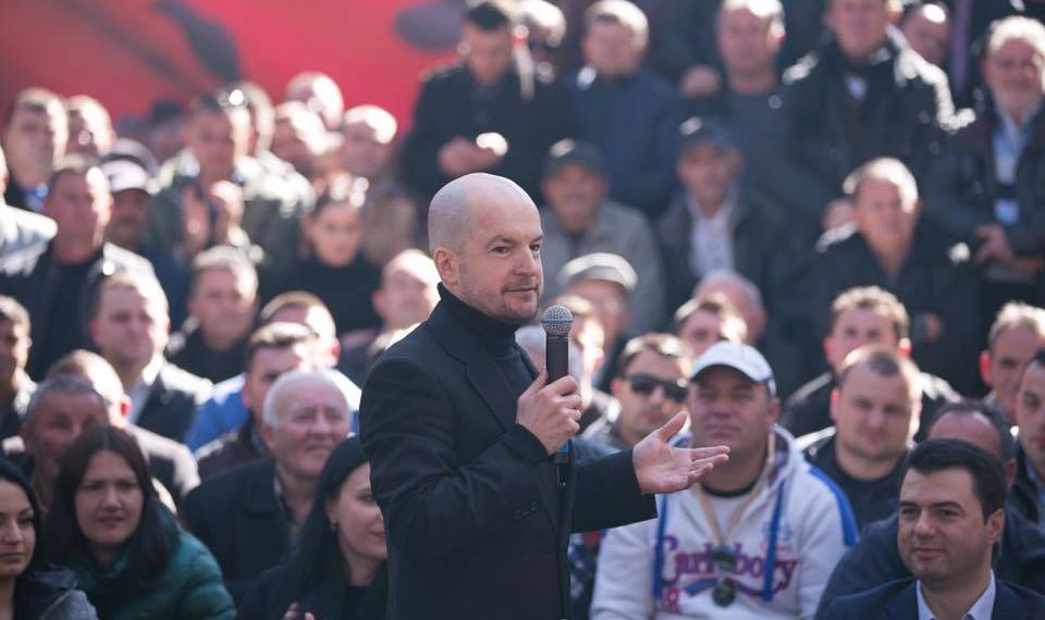 Lulzim Basha akuzon ish-këshilltarin e tij mediatik Alfred Lela, se e ka blerë Edi Rama Lulzim Basha akuzon ish-këshilltarin e tij mediatik Alfred Lela, se e ka blerë Edi Rama