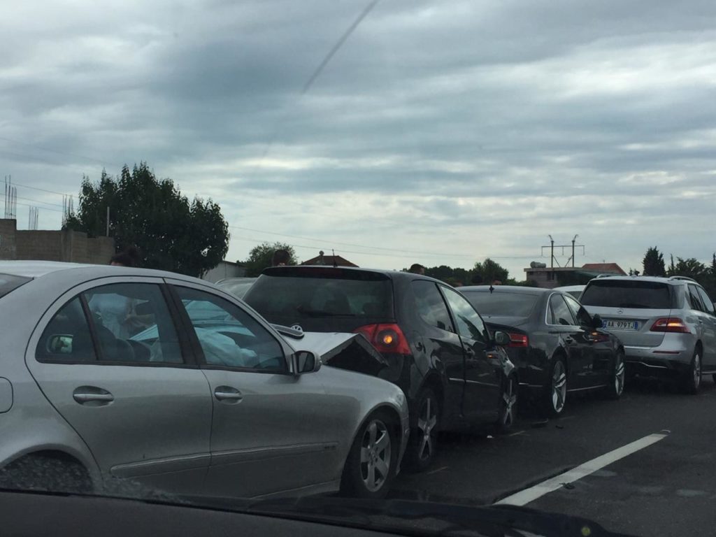 Katër makina përplasen me njëra tjetrën në Tiranë, në gjendje të rëndë çiklisti