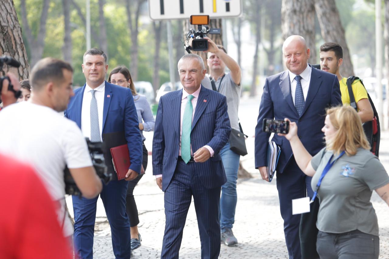 Avokati dyshues për aftësitë e Metës: Ore, mos ia kanë hedhur juristët e stafit këtij presidenti mediokër? Avokati dyshues për aftësitë e Metës: Ore, mos ia kanë hedhur juristët e stafit këtij presidenti mediokër?