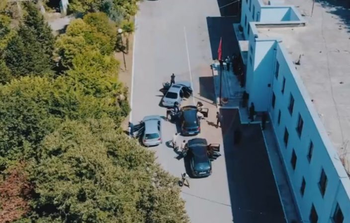 Vijnë të “pamëshirshmit”, të a.rmatosur gjer në dhëmbë! Ja njësia elitë që do godasë “të fortët” dhe jashtë vendit ato që i janë fshehur drejtësisë (Video Vijnë të “pamëshirshmit”, të a.rmatosur gjer në dhëmbë! Ja njësia elitë që do godasë “të fortët” dhe jashtë vendit ato që i janë fshehur drejtësisë (Video