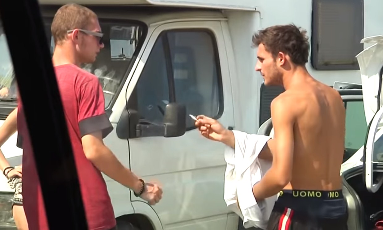 VIDEO/ Plazhi shqiptar ku po bëhet publikisht qejf i ndalur në grup me “mall” dhe alkool VIDEO/ Plazhi shqiptar ku po bëhet publikisht qejf i ndalur në grup me “mall” dhe alkool