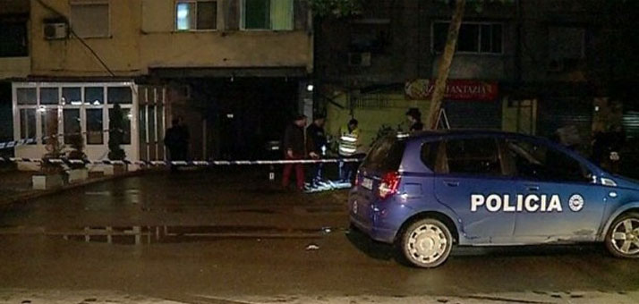 FOTO/ Tradhëti bashkëshortore brenda në makinë në mes të rrugës: G.rabitësit e fotografojnë e shantazhojnë dhe i marrin makinën FOTO/ Tradhëti bashkëshortore brenda në makinë në mes të rrugës: G.rabitësit e fotografojnë e shantazhojnë dhe i marrin makinën